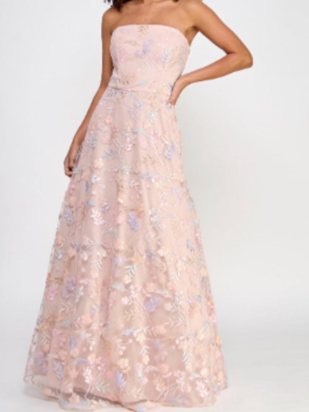 NWT Morgan & Co Juniors' Sleeveless Allover Embroidery and Sequin Gown. Size 13